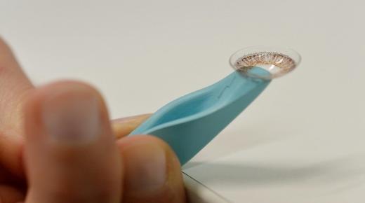 امرأة بريطانية فقدت بصرها بسبب الاستحمام بالعدسات االلاصقة