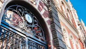 البنك الوطني يقوم بتطبيق قدر من التأثير على شركة التأمين