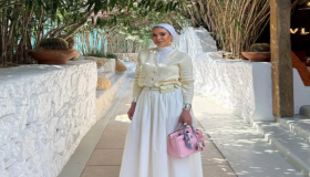 7 طرق لتنسيق التنورة البيضاء للمحجبات مثل مدونات الموضة