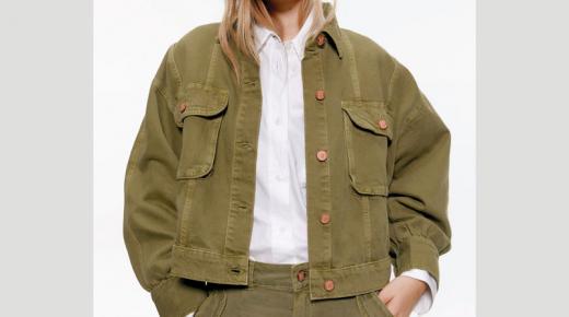 الجاكت الجينز تطهر في لون جديد