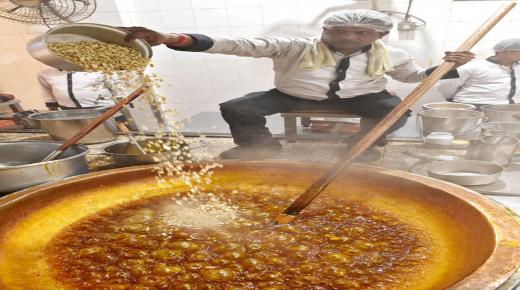 الحرفيون البحرينيون يكدحون للحفاظ على التقاليد المغلفة بالسكر