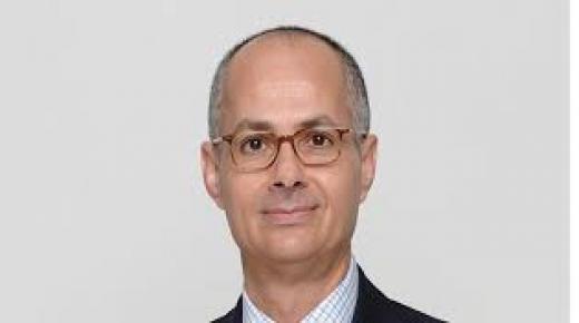 صورة الدكتور عمر ياغي على واجهة الخزنة في البترا