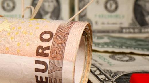 اليورو يتجه للتكافؤ مع الدولار مرة أخرى