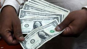 الدولار يقبع قرب أدنى مستوى في 3 سنوات