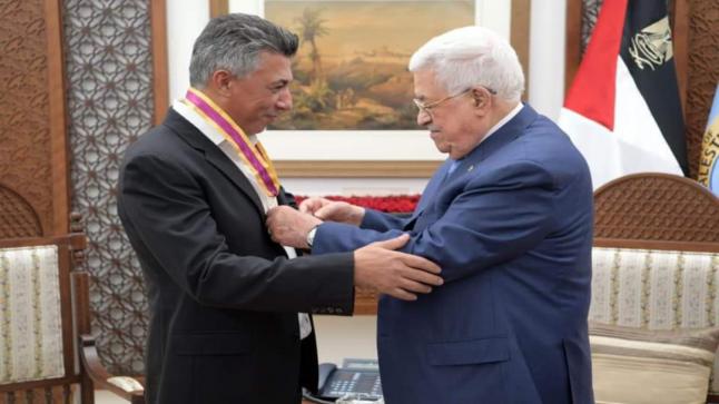 الرئيس الفلسطينى يمنح عمر العبداللات وسام الثقافة والعلوم والفنون
