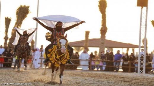 في سوق عكاظ ظهرت السعوديات كفارسات محترفات يروضن الخيل