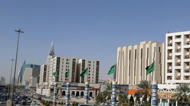 السعودية.. القبض على 3 مواطنين تحرشوا بفتاة في طريق عام