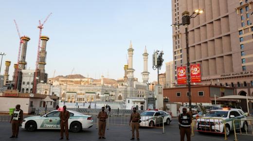 السعودية.. القبض على شخصين بحوزتهما كمية كبيرة من الأسلحة والمخدرات والنقود المزورة