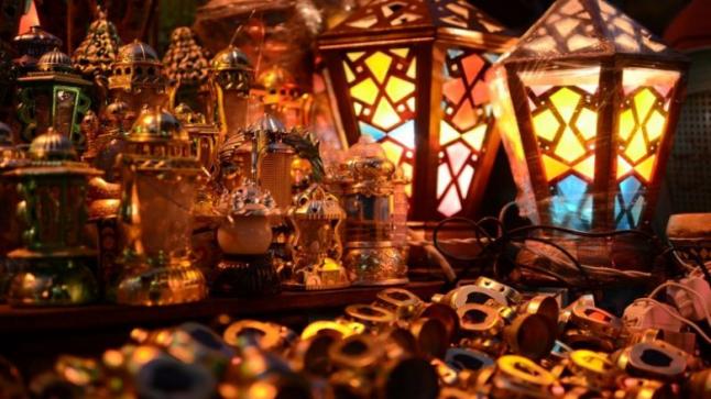 السعوديون يستمتعون بتزيين المنزل في رمضان