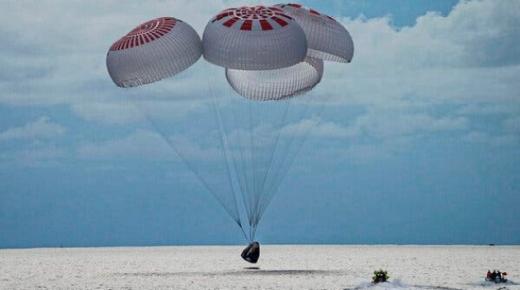 السفينة ذات المهمة المدنيةInspiration4  تهبط بنجاح بالقرب من فلوريدا