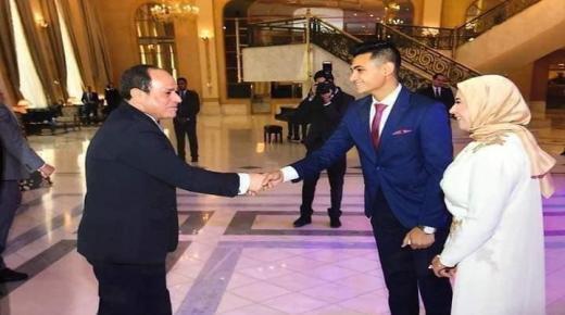 السيسي يلبي دعوة لحضور عقد قران لعروسين