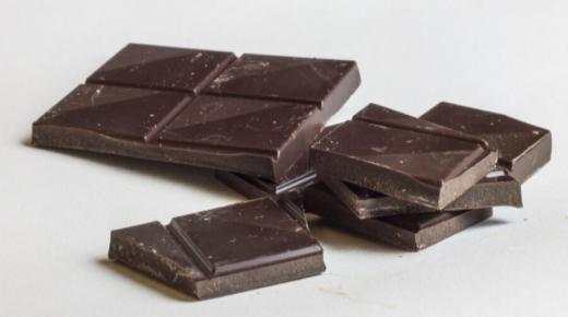 تحسن المزاج وتقلل الالتهابات.. 7 فوائد للشوكولاتة الداكنة