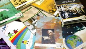 الطلبة يتبادلون الكتب عبر التواصل الجتماعي.