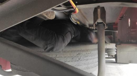 العثور على لاجئ من أفغانستان تحت مقطورة أوكرانية