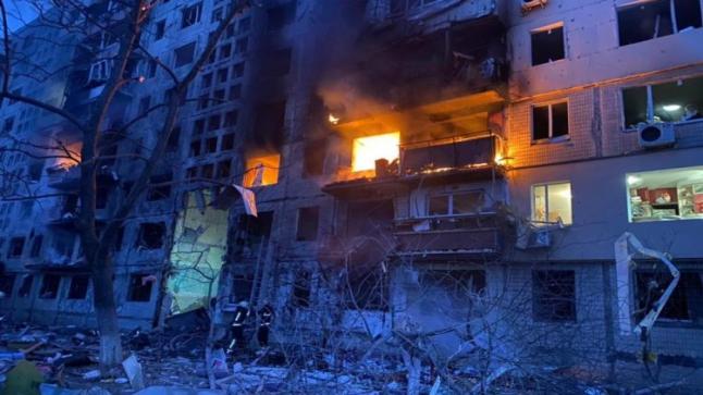 قصف روسي لعمارة شاهقة في كييف يؤدي بحياة شخصين و11 جريح