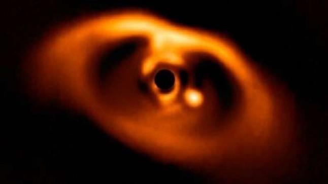 الفلكيون الألمان يرصدون ولادة كواكب لدى نجوم صغيرة الحجم