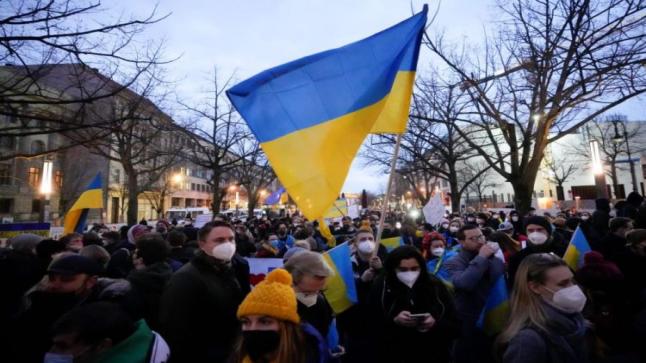 القوات الروسية تستخدم الغاز المسيل للدموع لتفريق الأوكرانيين المحتجين على اعتقال مسؤولي المدينة