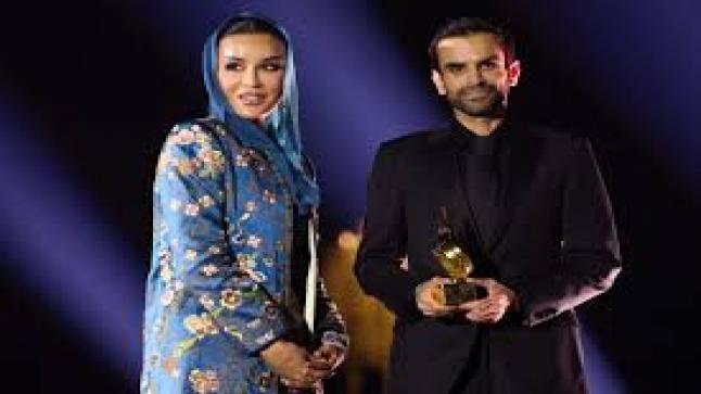 الشيخة موزة تبارك للمصمم زياد البوعينين فوزه بجائزة فاشن ترست العربية