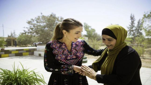 اطلالة للملكة رانيا بالثوب الأردني