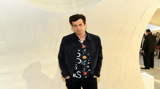 الموسيقار البريطاني مارك رونسون يحيي حفلا في الإمارات