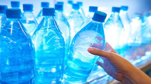 هل الشرب من العبوات البلاستيكية مضر؟.. مجلس الصحة الخليجي يعلق