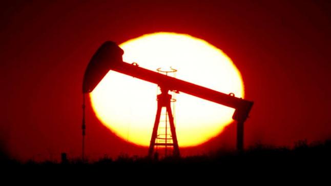 النفط ينزل للجلسة الثالثة قبل صدور بيانات المخزونات الأمريكية
