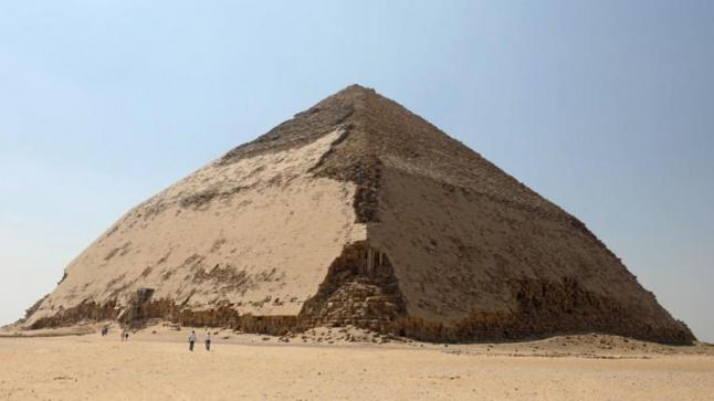 مصر تفتح الهرم المنحني للملك سنفرو في دهشور للزائرين