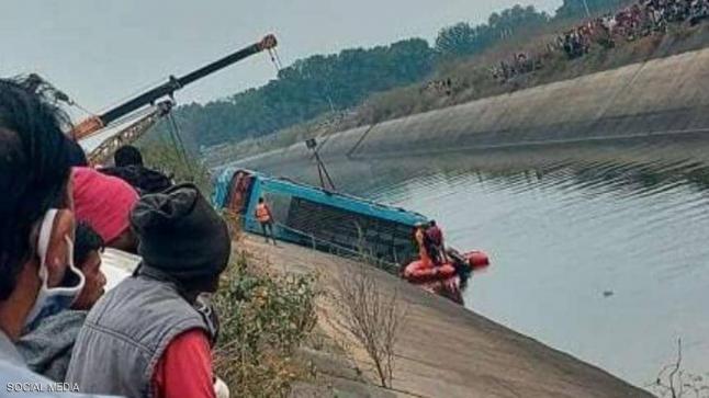 الهند.. الحافلة سقطت في قناة مائية والحصيلة كارثية