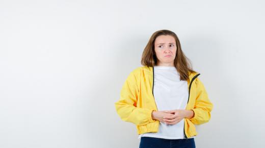 عادات شائعة تسبب انتفاخ البطن.. تعرّف عليها