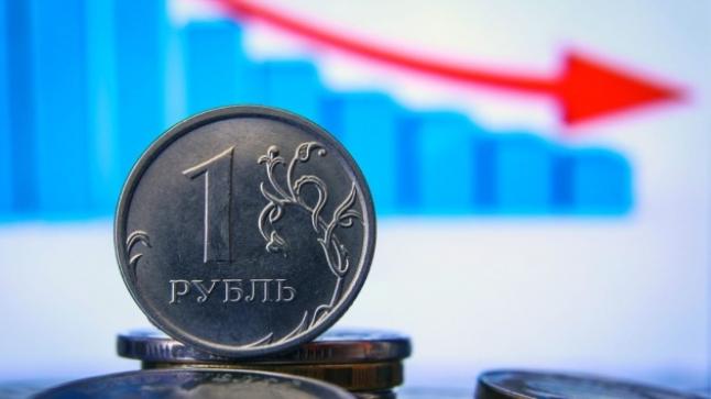 انهيار العملة الروسية والروبيل يفقد 30% من قيمته