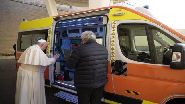 بابا الفاتيكان يبارك سيارة اسعاف قبل ارسالها الى لفيف
