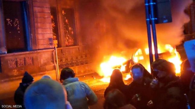 بريطانيا.. احتجاجات “عنيفة” والنيران تلتهم سيارتي شرطة