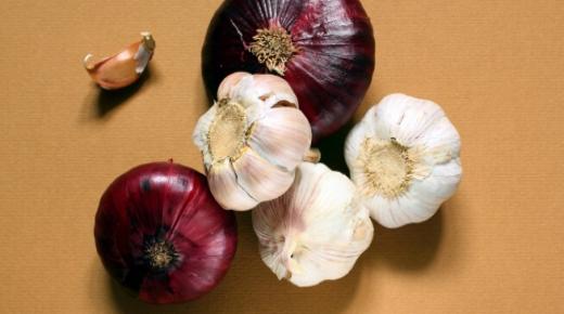 10 أطعمة تحسن صحة الأمعاء.. أبرزها الثوم والبصل