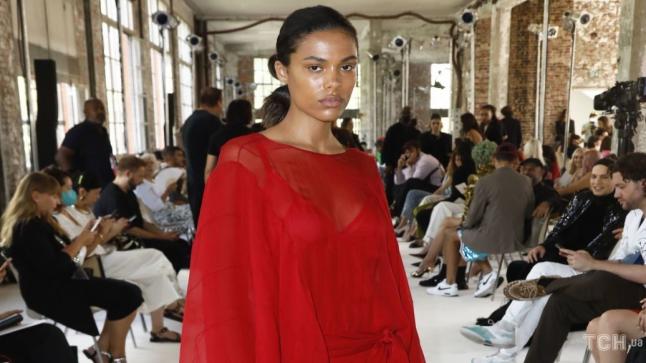 بفستان أحمر وصندل منسوج: حضرت تينا كوناكي عرض أزياء في باريس