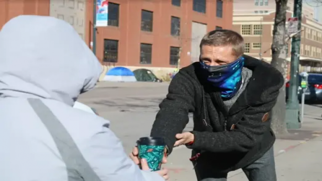 مهاجر أوكراني يبيع الشاي ويساعد المشردين في كولورادو