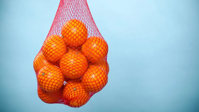 لماذا يُباع البرتقال في أكياس شبكية حمراء