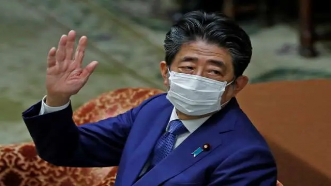 رئيس الوزراء الياباني الاسبق يعتذر للشعب… تفاصيل
