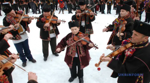 اطفال الكاربات ينظمون جولة مع الرقصات والترانيم