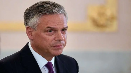 السفير الأمريكي في روسيا يرفض التطعيم بلقاح روسي