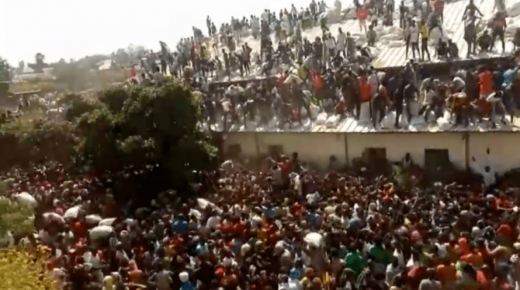 بالفيديو …الجوع في نيجيريا يجبر الناس على اقتحام المحلات التجارية