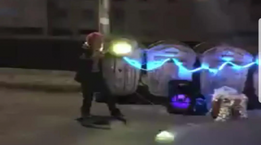 احتفل بعيد الميلاد بين حاويات القمامة…