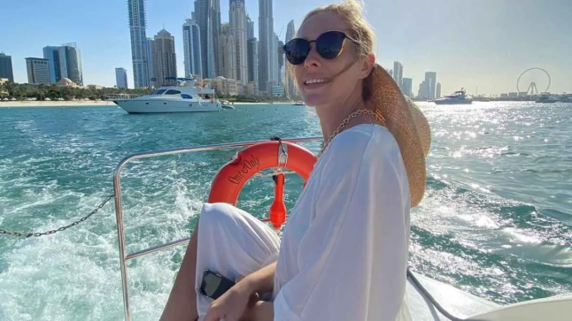 كاتيا أوسادشا تنشر صورة الصيف من دبي في ثوب أبيض على متن يخت