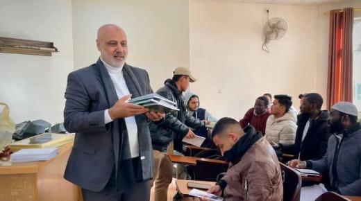 مدرس في الأردنية يلجأ للتعليم عن بُعد بسبب الموجة الحارة