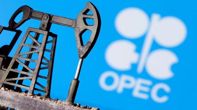 تراجع أسعار النفط مع تحول الأنظار من قناة السويس إلى سياسة أوبك+