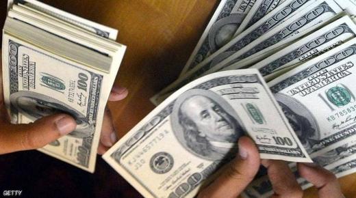 تراجع الدولار مدفوعا بمخاوف بشأن وتيرة التعافي الأميركي