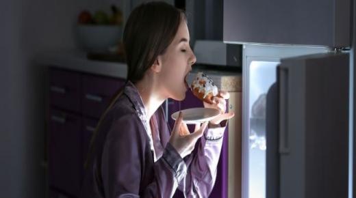 هل الأكل بعد الساعة 8 مساءً يزيد الوزن؟ .. نادين الزغير تجيب