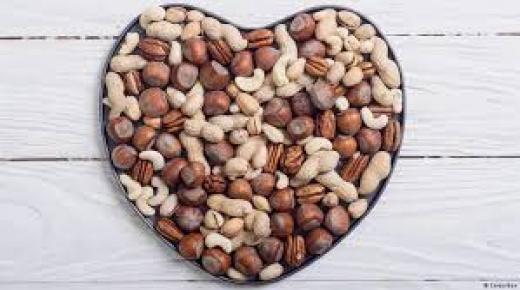 دراسة: تناول المكسرات يوميًّا يقي من الخرف