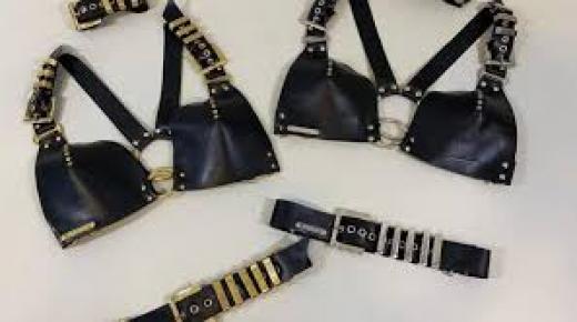 بريطانية تحول الإطارات القديمة إلى أزياء.. تنقب في القمامة