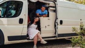 يكسبان آلاف الدولارات شهرياً عبر السفر في شاحنة صغيرة