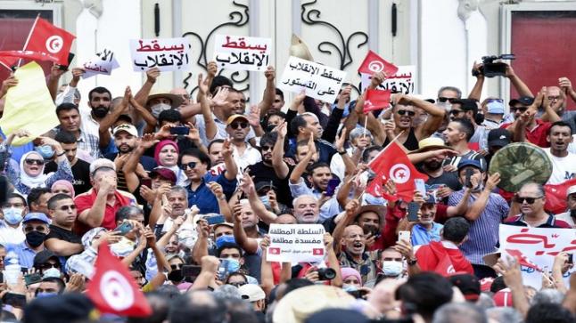 تونسيون يحتجون على استيلاء الرئيس على السلطات
